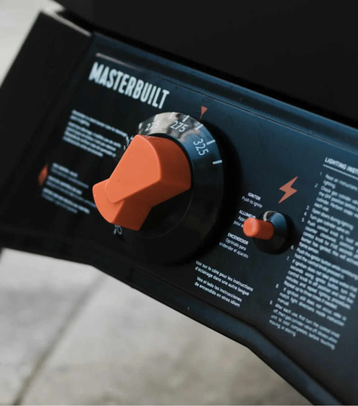 Masterbuilt 40" ThermoTemp XL Propane Smoker, close-up of the thermostat dial and push-button ignitor