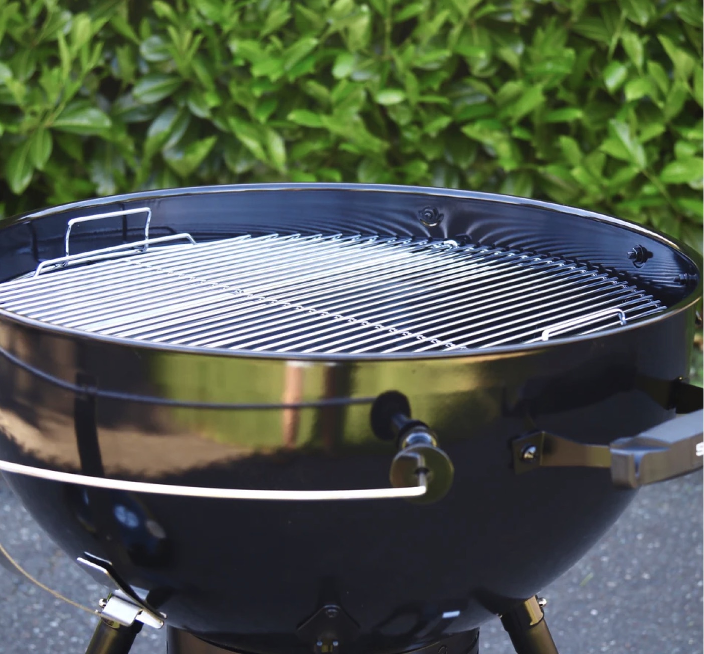 Open SnS Slow 'N Sear kettle grill showing the circular cooking grate